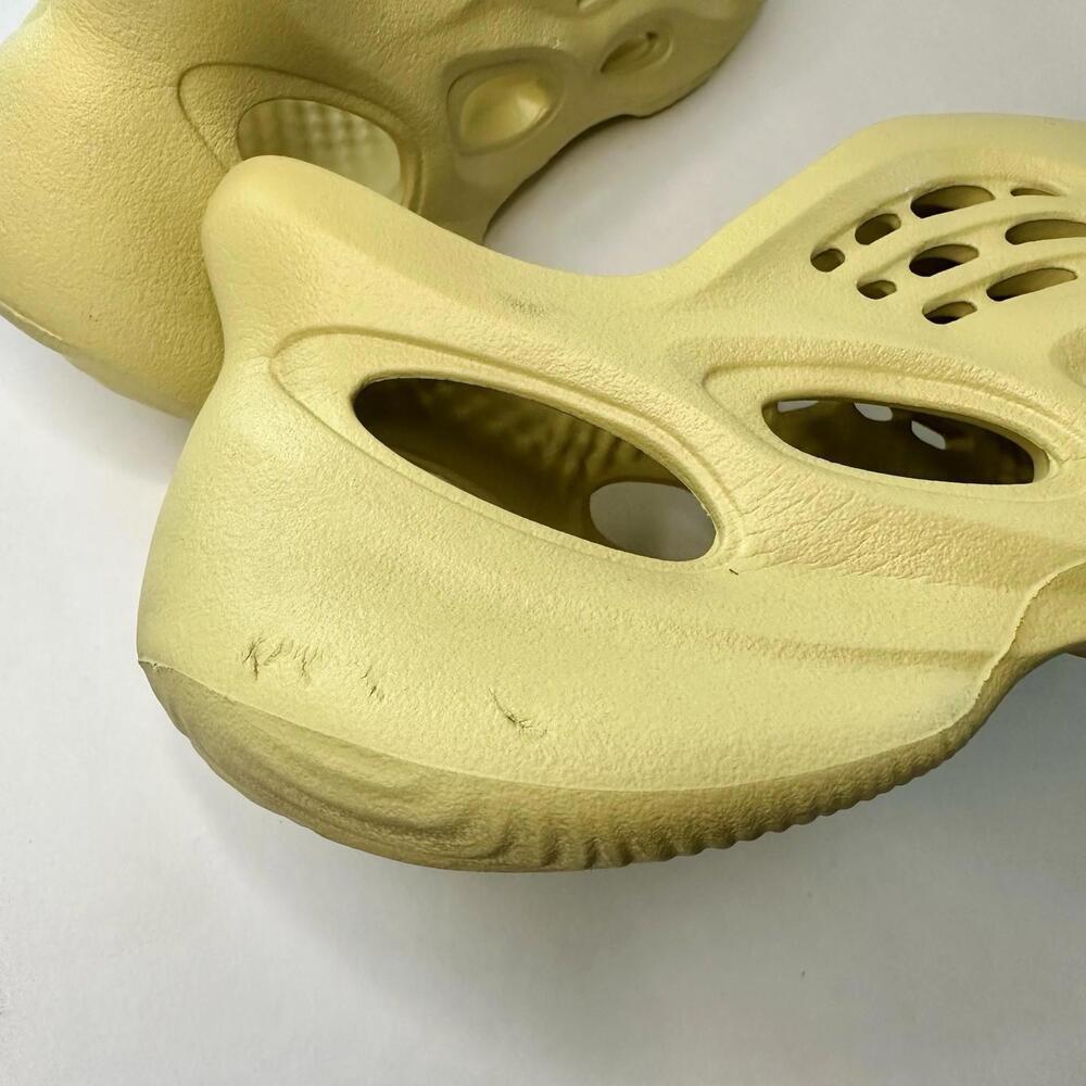 🥂SOLD🥂Adidas Yeezy Foam RNNR Runner in Sulfur, Size 8 - Picture 8 of 9